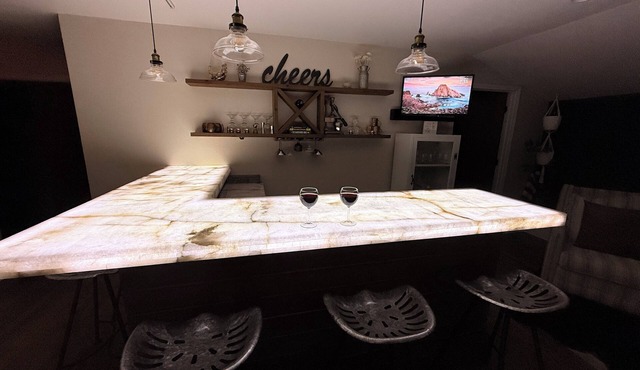 Spacious Farmhouse/hot tub/game room/Mt. views/fire pit/fishing ponds