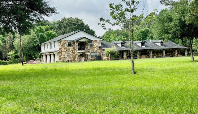 Spacious farmhouse in Cleveland-Big Family Gathering-8bedrooms, 14beds