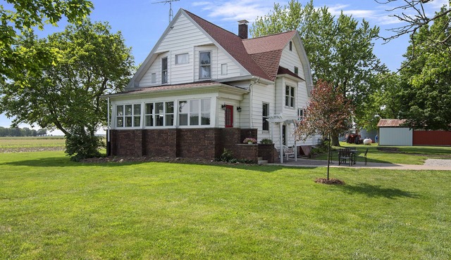 Spacious farmhouse located 9 miles from Taylorville, 15 miles from Springfield.