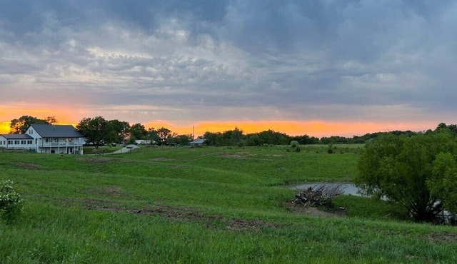 Spacious farmhouse lodge on 46 acres w/pond. Escape the city, relax on the farm!