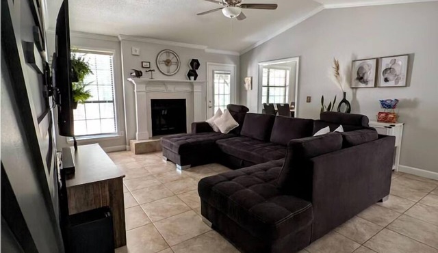 Spacious Farmhouse Near Fort Novosel Family Friendly