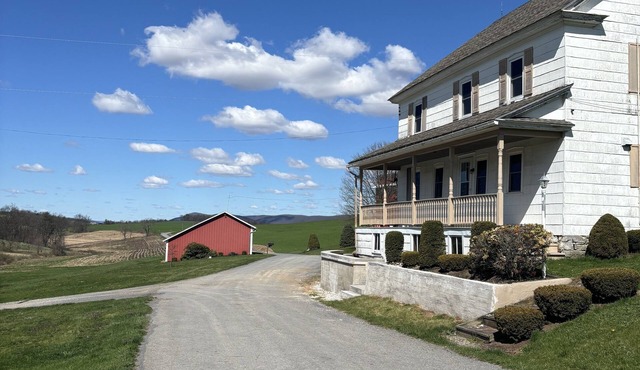 Spacious farmhouse on working PA family farm. Close to AOAA park and Knoebels!
