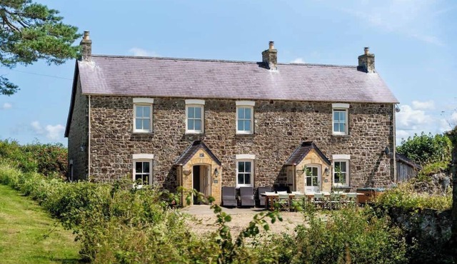 Spacious Farmhouse Retreat with Hot Tub, sleeps 12