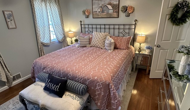 Spacious Farmhouse with Breakfast- Ella’s Place