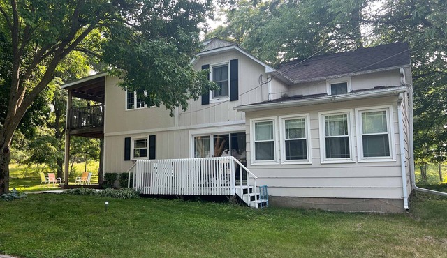 Spacious Farmhouse w/firepit, 1.5 mi off I-80, 13 mi from Adventureland Resort.