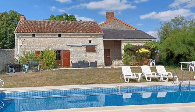 Spacious Farmhouse with Private Pool. Ideal for 10 adults.