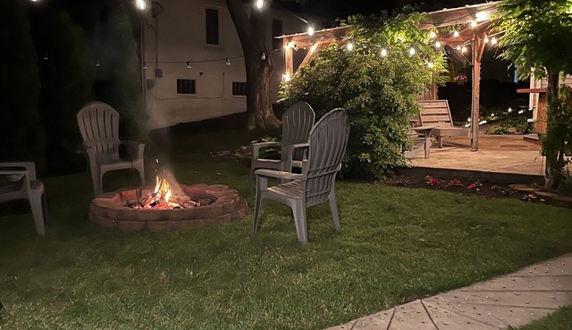 Spacious first-floor cottage nestled between Lakeside and Marblehead!