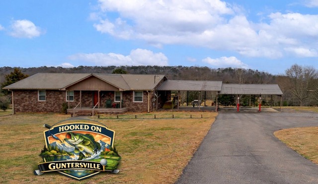 Spacious Fishing Getaway by Lake Guntersville!