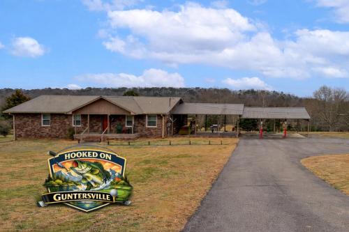 Spacious Fishing Getaway by Lake Guntersville!