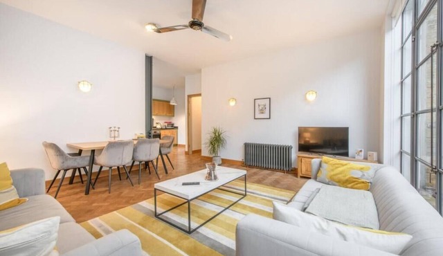 Spacious Fitzrovia Retreat with A/C