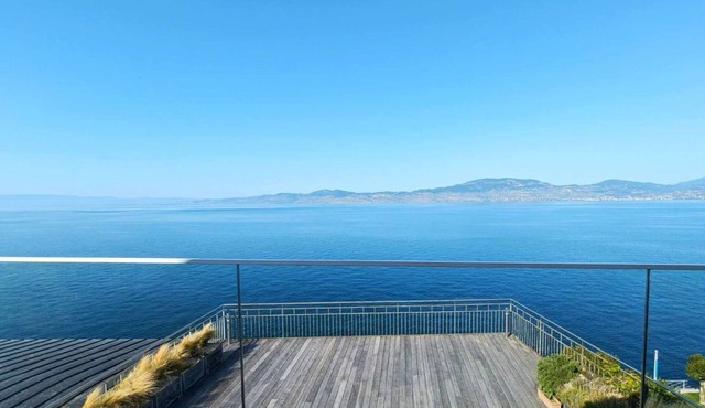 Spacious flat with magnificent terrace overlooking Lake Geneva.