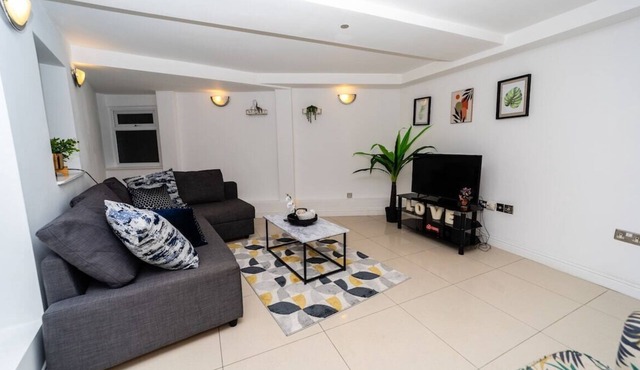 Spacious Flat with Patio & Parking in city centre