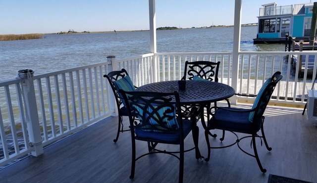 Spacious Floating Condo on the water with upscale amenitiesnNew Water Filtration