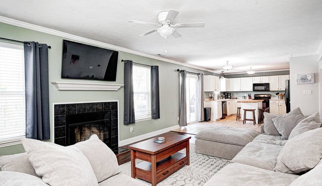 Spacious for Groups & Families~Private Yard~Walk to Ruoff~Dog Friendly!