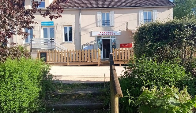 Spacious Forest Retreat with Heated Pool, Near Activities and Dining