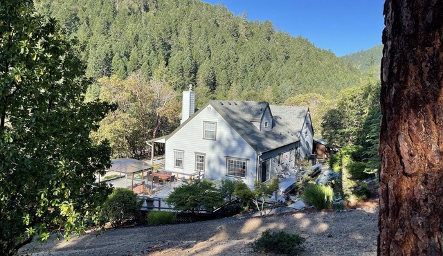 Spacious Forest Home, 3 Bedrooms, Mountain Views, 5 Min. to Jacksonville, Pets!