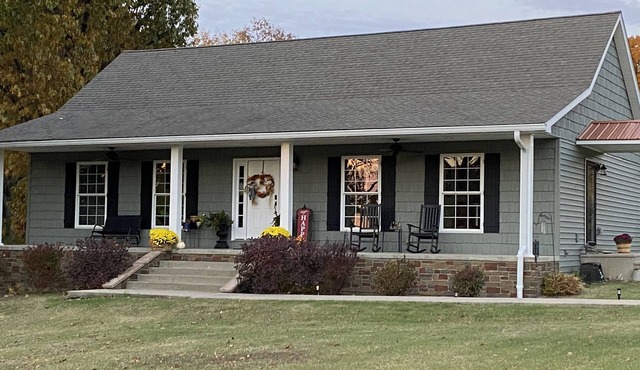 Spacious four bedroom country private home, large kitchen, wi-fi. Nature awaits.