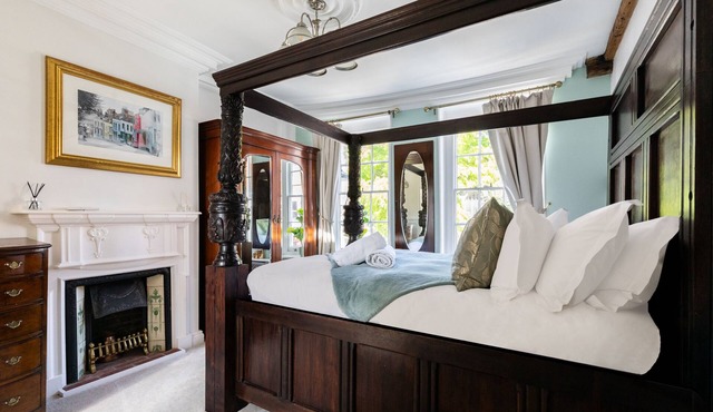 Spacious Four Poster Suite - The Henry Suite