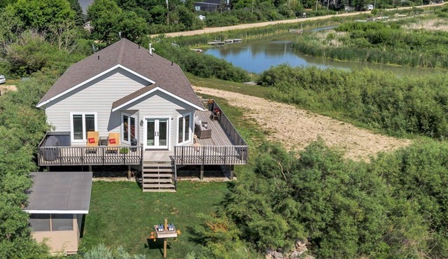 Spacious four-season waterfront , 3-bedroom. Relax, ice fishing, snowmobiling