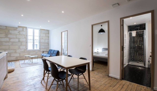 Spacious and bright apartment with air conditioning