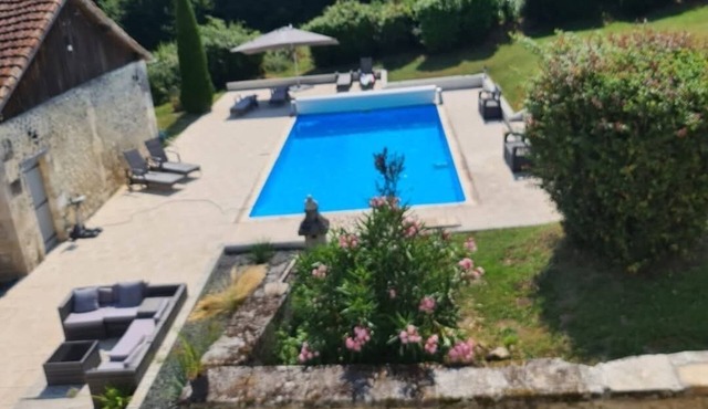 Spacious estate in superb Champagne-et-Fontaine with WiFi, endless opportunities