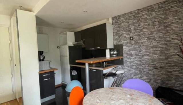 Spacious, garden view, close to amenities, 30 min from Paris by public transport.