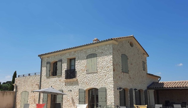 Spacious, comfortable stone farmhouse with swimming pool for 8 people in Uzès