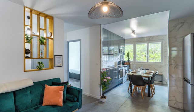 Spacious 4 Bedroom Apartment - Ideal for Families & Groups