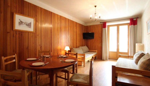Spacious apartment 5 ppl with balcony and wifi in Lanslebourg
