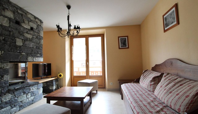 Spacious duplex for 10 in Lanslebourg with fireplace, WIFI, 4 bedrooms