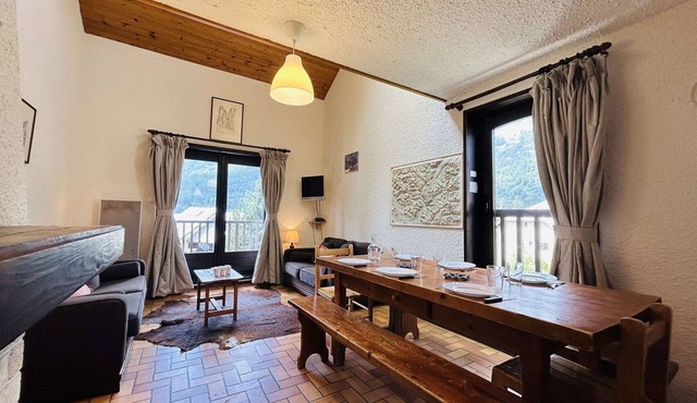 Spacious Triplex 4 rooms, sleeps 7, near slopes, parking, quiet