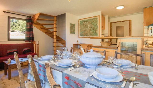 Spacious 4-bedroom apartment, near center and slopes, private parking