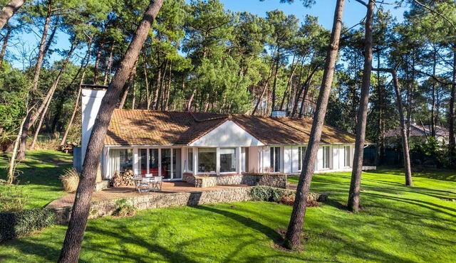 Spacious villa with private pool, Wi-Fi, pets welcome