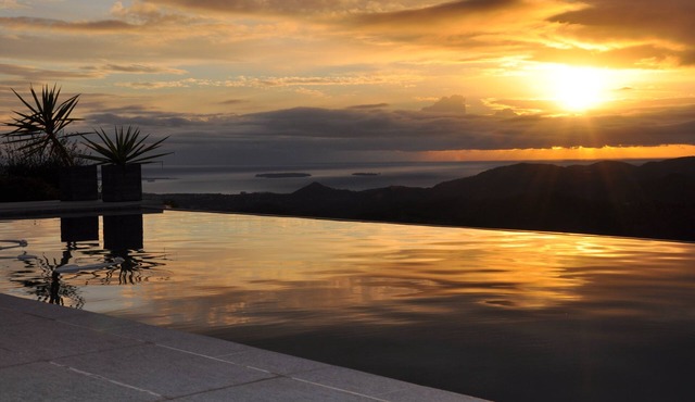 Spacious villa, oustanding views on sea and mountains, garden is 1600m2, 5*