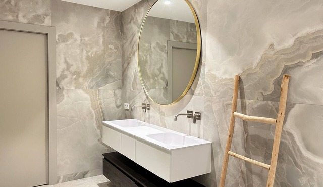 Spacious villa with infinity pool facing Saint-Tropez