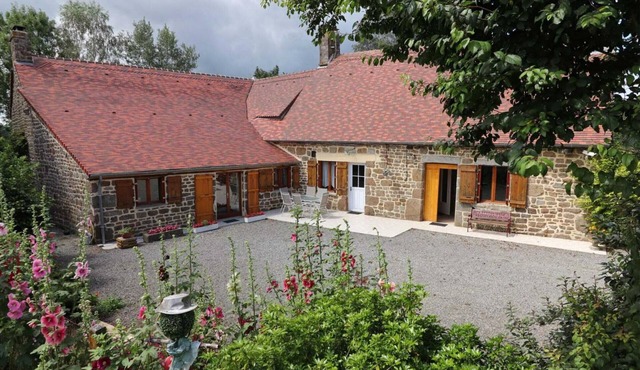 Spacious country house with large garden, pets welcome