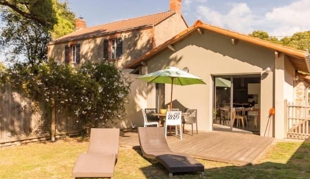 Spacious Eco-friendly Cottage, 2 km from the Ocean, with Garden, Terrace, and Modern Amenities