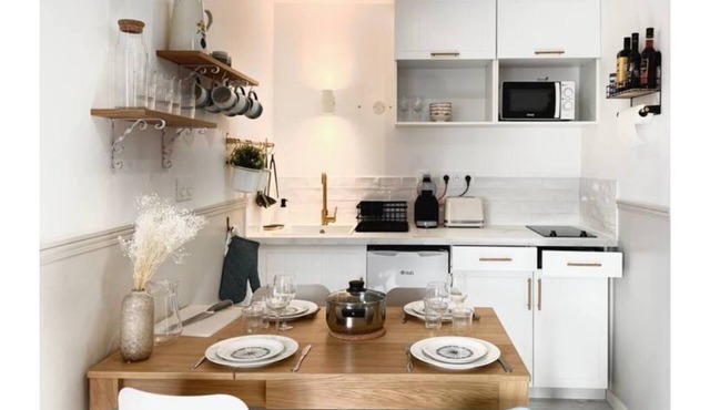 Spacious 1 bedroom in the heart of the village near beaches