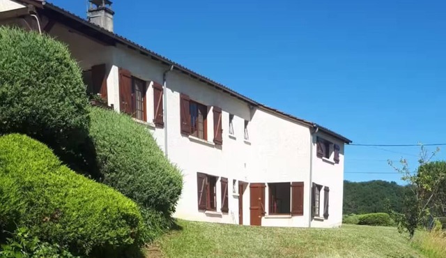 Spacious gîte with swimming pool for 5 people
