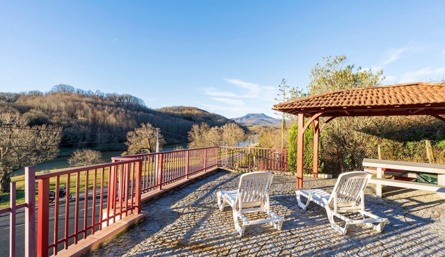 Spacious House with Barbecue, Shared Terrace & Wi-Fi in Saint-Pée-sur-Nivelle