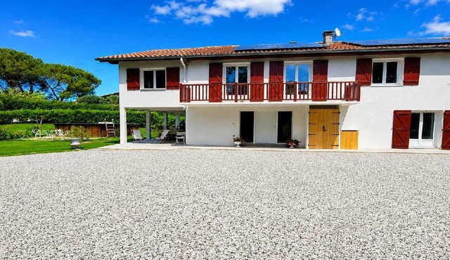 Spacious apartment with outdoor area and pool, nestled between the sea and the mountains