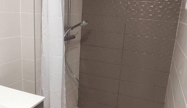 SPACIOUS 2-BEDROOM APARTMENT 90M2 IN HOUSE WITH SWIMMING POOL