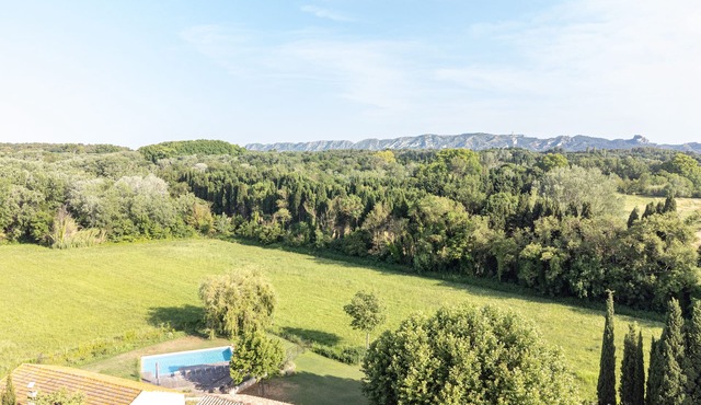 Spacious, fully air-conditioned Provençal country residence with pool
