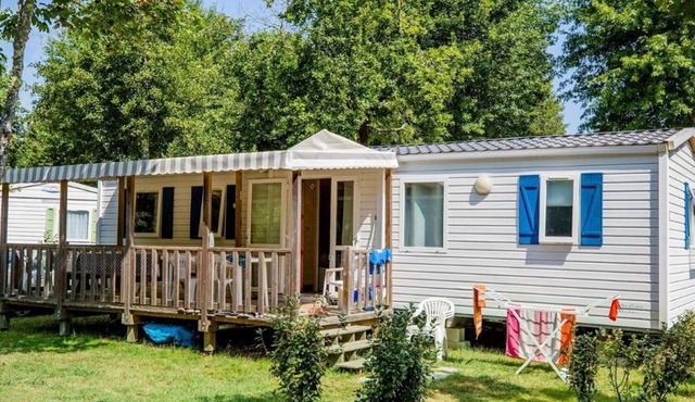 Spacious mobile home with terrace for 6 people