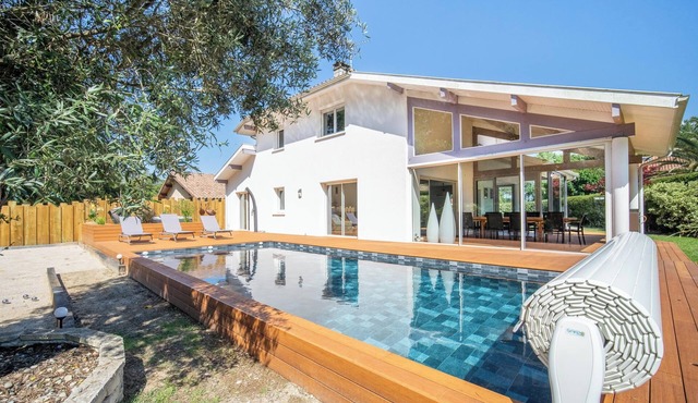 Spacious 15P family friendly house close to beach with heated pool & Jacuzzi