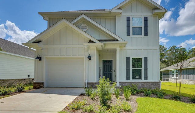 Spacious Freeport Home w/Deck & 2 Living Areas!