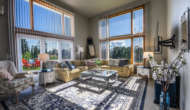 Spacious Friendly Home w/5 King Beds, Hot Tub, Firepit, Gorgeous Lake Views