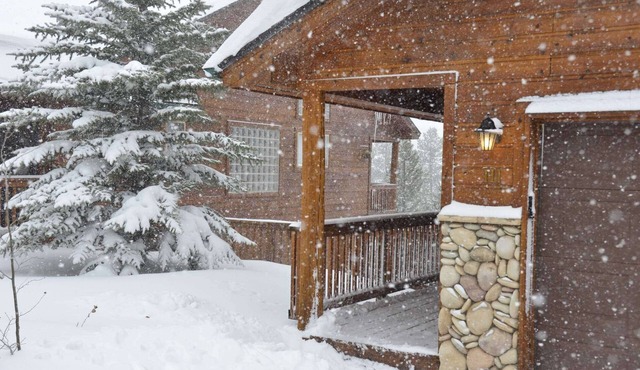 Spacious friends and family retreat near Breckenridge, Keystone and Copper.
