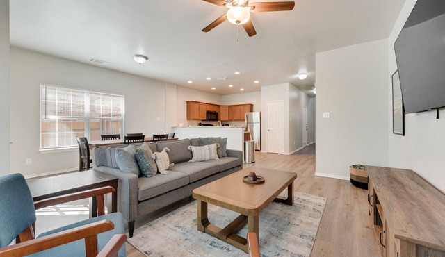 Spacious Frisco-Little Elm Getaway with WiFI and AC! Pets Welcome!
