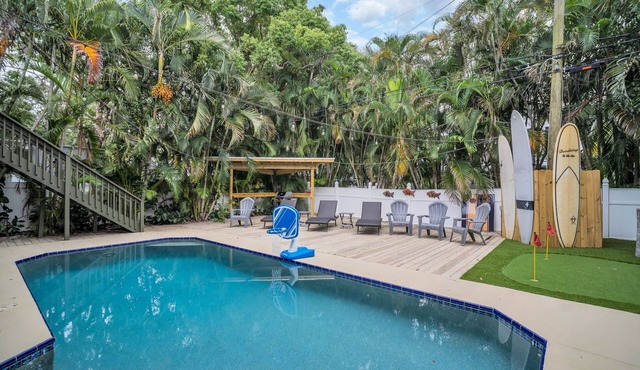 Spacious full remodeled luxury retreat w/Private pool, golf cart, movie theater